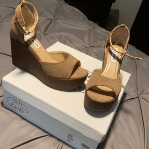 New Steve Madden wedge sandals *Never been worn*